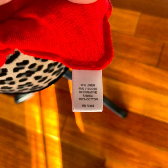 Delicate Keyhole Linen Tank small looks so cute with Jeans or Shorts - Picture 4 of 4